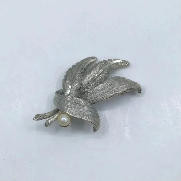 BSK Jewelry - Vintage 1950s BSK Woolworth's Brooch Pin Silver Tone Leaves Feathers Faux Pearl